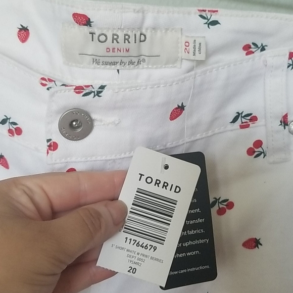 Torrid Retro Chic Rockabilly Pinup strawberry cherry NWT plus shorts size 20 - Picture 5 of 10